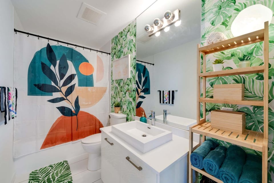 Vibrant Downtown Haven with Rooftop Pool & Parking House in Miami