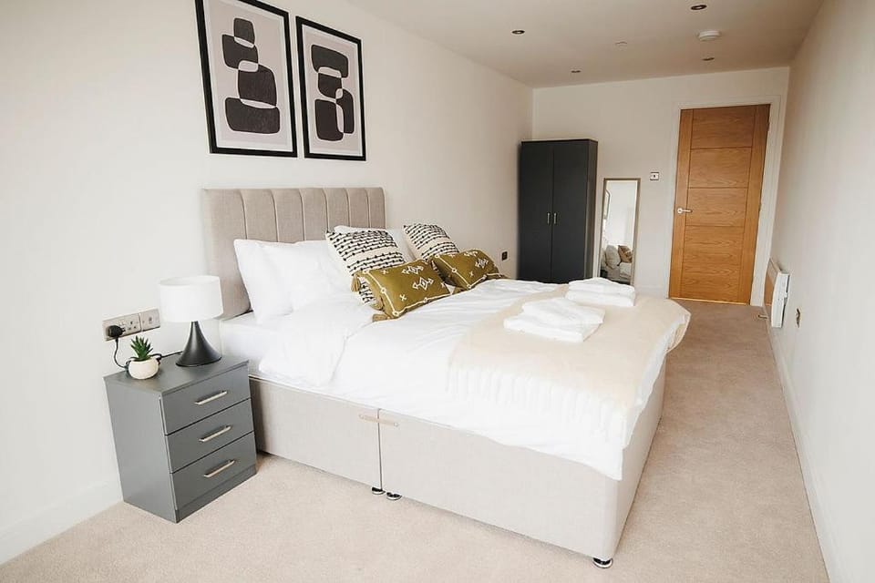 Spacious 2 bed Leeds Centre - balcony, free parking & darts Apartment in Leeds