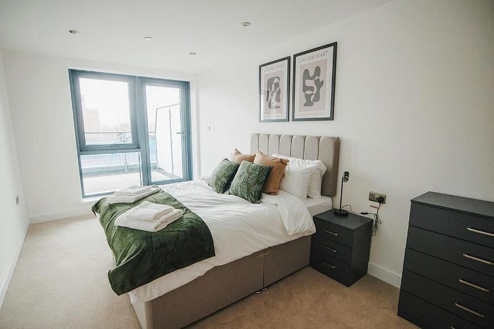Spacious 2 bed Leeds Centre - balcony, free parking & darts Apartment in Leeds