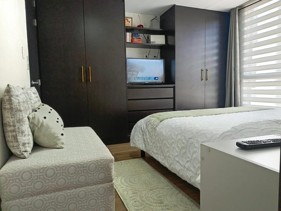 Bed, TV and multimedia, Photo of the whole room, Bedroom