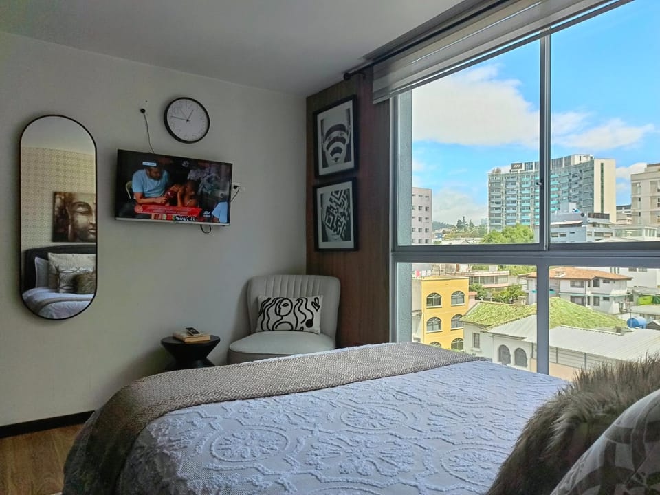 Bed, TV and multimedia, Photo of the whole room, Bedroom