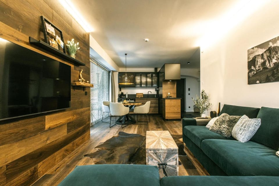 Communal lounge/ TV room, TV and multimedia, Kitchen or kitchenette, Living room, Seating area, Dining area, Evening entertainment