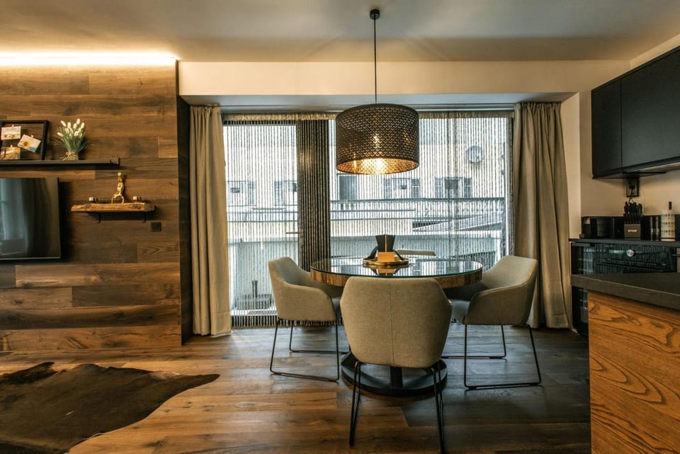 Kitchen or kitchenette, Seating area, Dining area