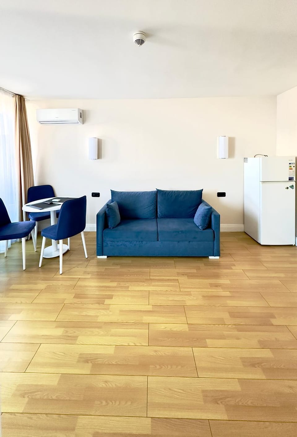 Kitchen or kitchenette, Living room, Seating area, Dining area, air conditioner