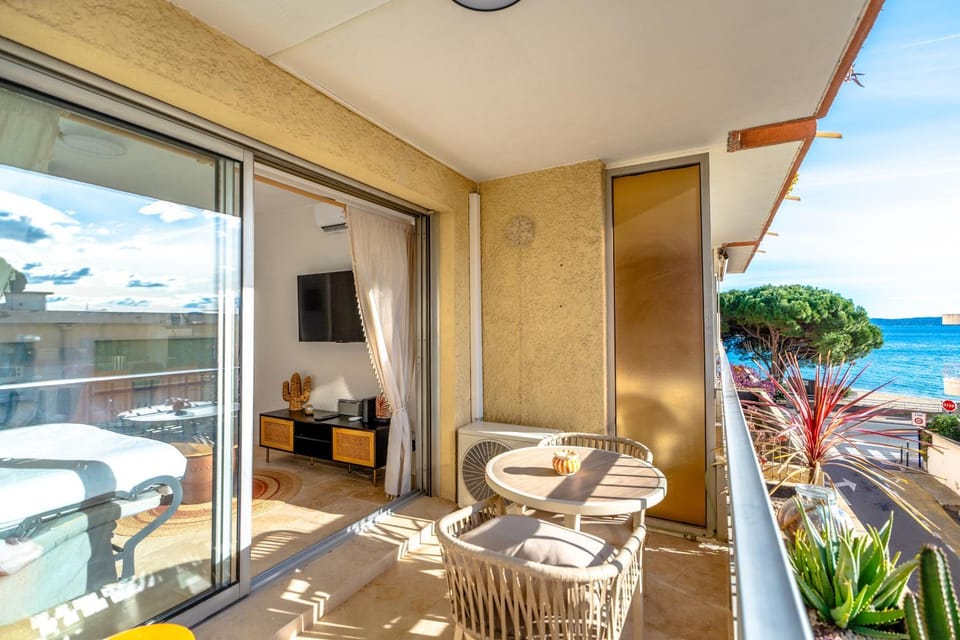 Patio, Natural landscape, View (from property/room), Balcony/Terrace, Balcony/Terrace, Beach, Beach, On site, Sea view