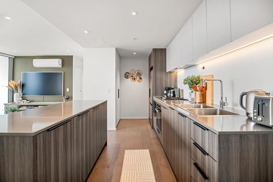 Luxury 3BR Sub Penthouse with Parking, Pool and Gym Apartment in Melbourne