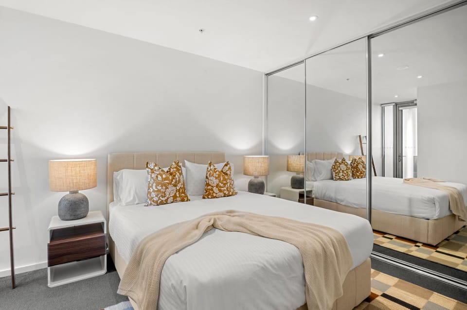 Luxury 3BR Sub Penthouse with Parking, Pool and Gym Apartment in Melbourne