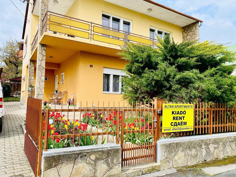 Property building, Property logo or sign, Street view