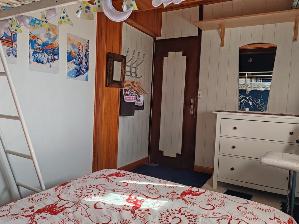 Property building, Living room, Bedroom