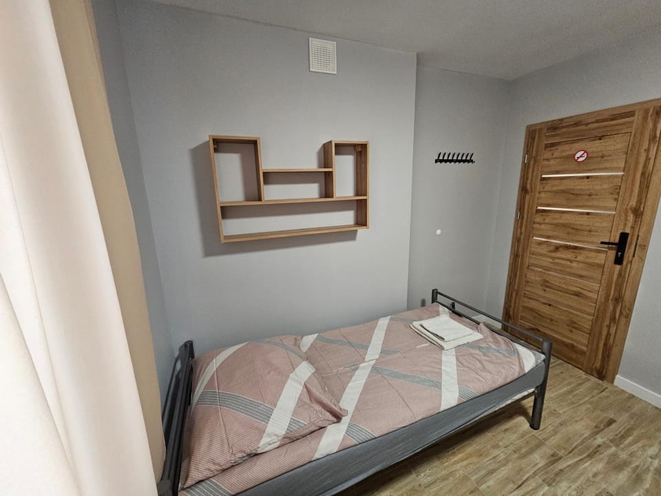 Pokoje do wynajęcia- tanie noclegi, blisko TARGI KIELCE, Jaworznia 160 Vacation rental in Poland