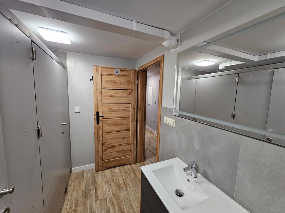 Pokoje do wynajęcia- tanie noclegi, blisko TARGI KIELCE, Jaworznia 160 Vacation rental in Poland