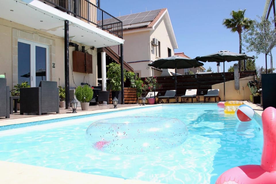 Communal lounge/ TV room, Balcony/Terrace, Pool view, Swimming pool, sunbed