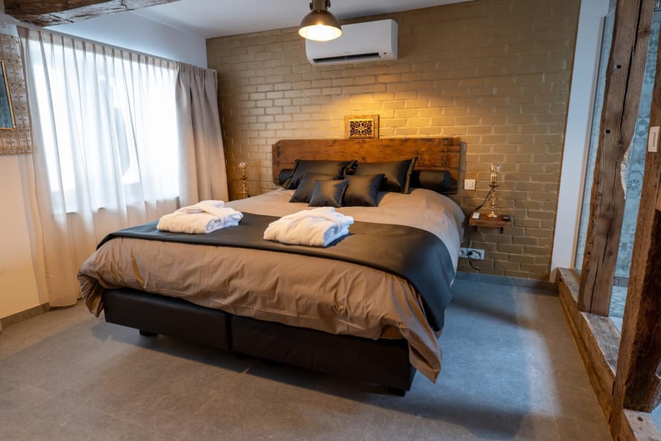Bed, Photo of the whole room, Bedroom, towels