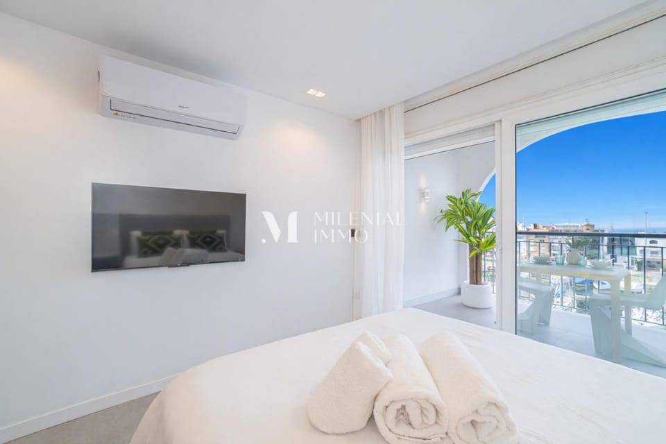 View (from property/room), Balcony/Terrace, Photo of the whole room, air conditioner