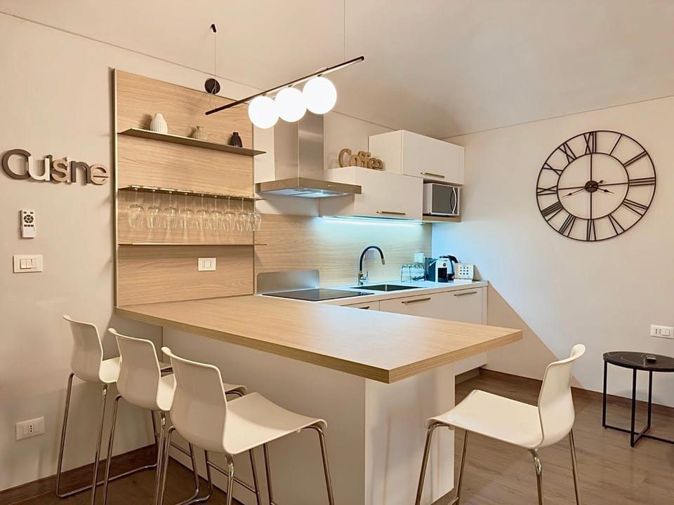 Kitchen or kitchenette, Dining area, heating, microwave, pet friendly, stove, air conditioner