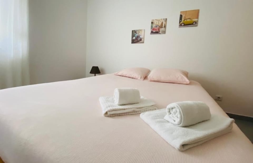 Bed, Photo of the whole room, Bedroom, towels