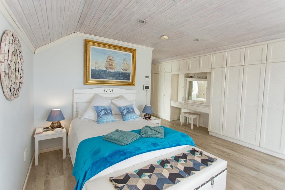 Bed, Photo of the whole room, Bedroom, towels, wardrobe