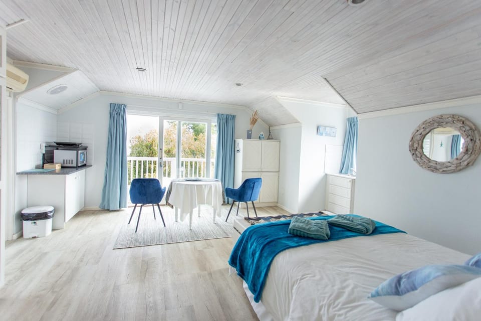 Bed, TV and multimedia, Living room, Photo of the whole room, Seating area, Bedroom