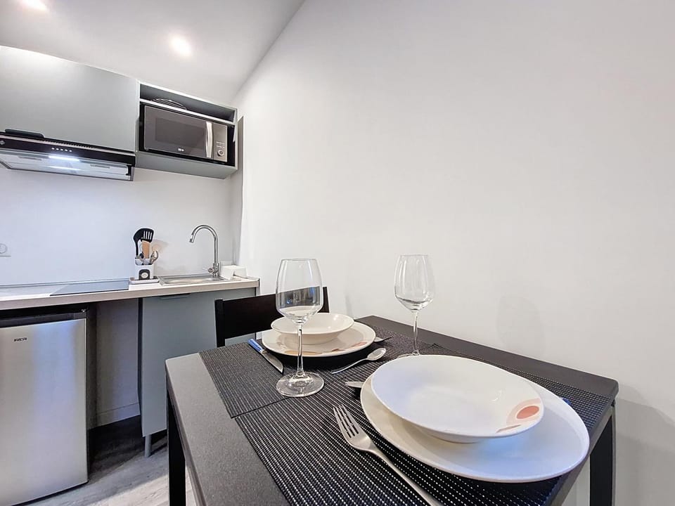 Kitchen or kitchenette, Dining area, stove