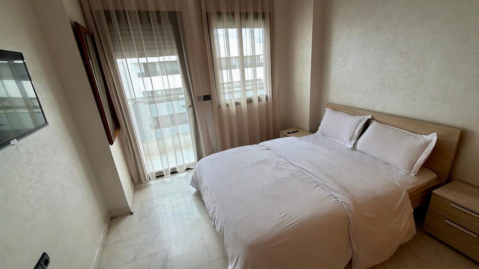 Bed, TV and multimedia, Bedroom