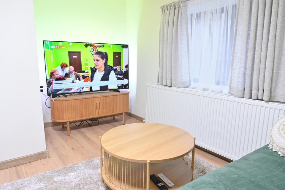 Communal lounge/ TV room, TV and multimedia, Living room, group of guests