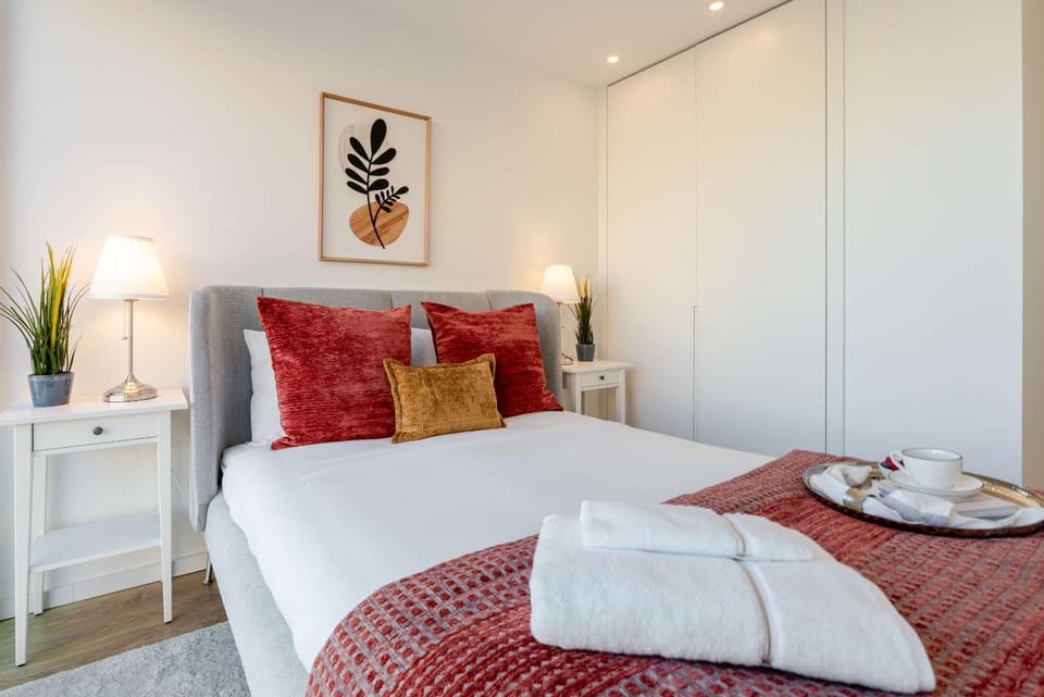 Bed, Bedroom, towels