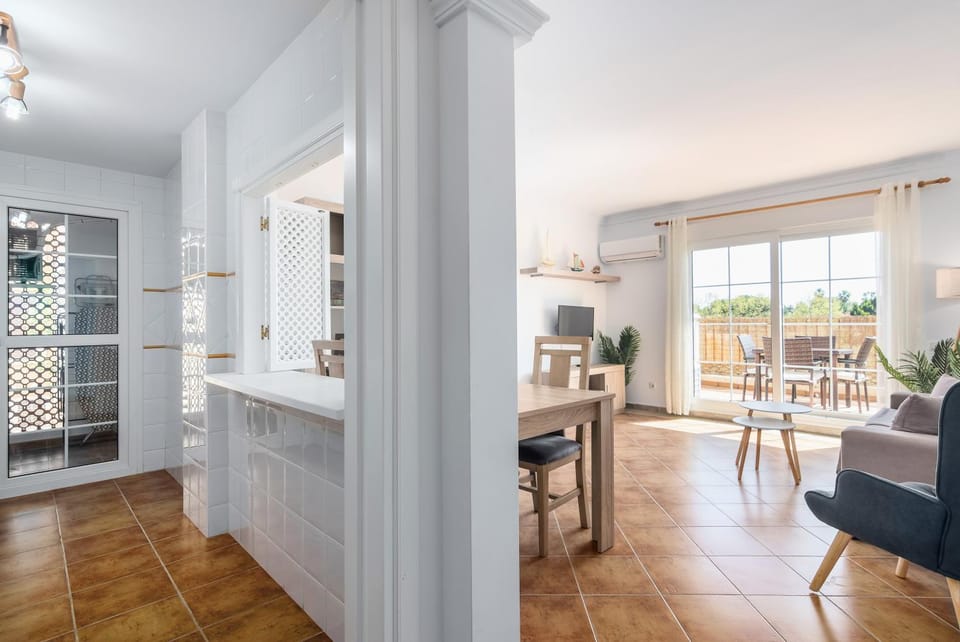 Kitchen or kitchenette, Living room, Seating area, Dining area