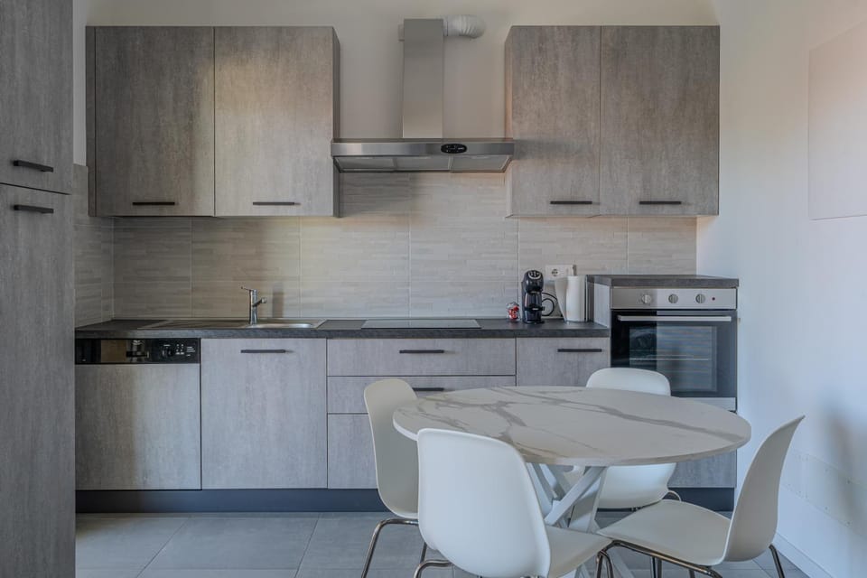 Coffee/tea facilities, Kitchen or kitchenette, Dining area, oven, stove