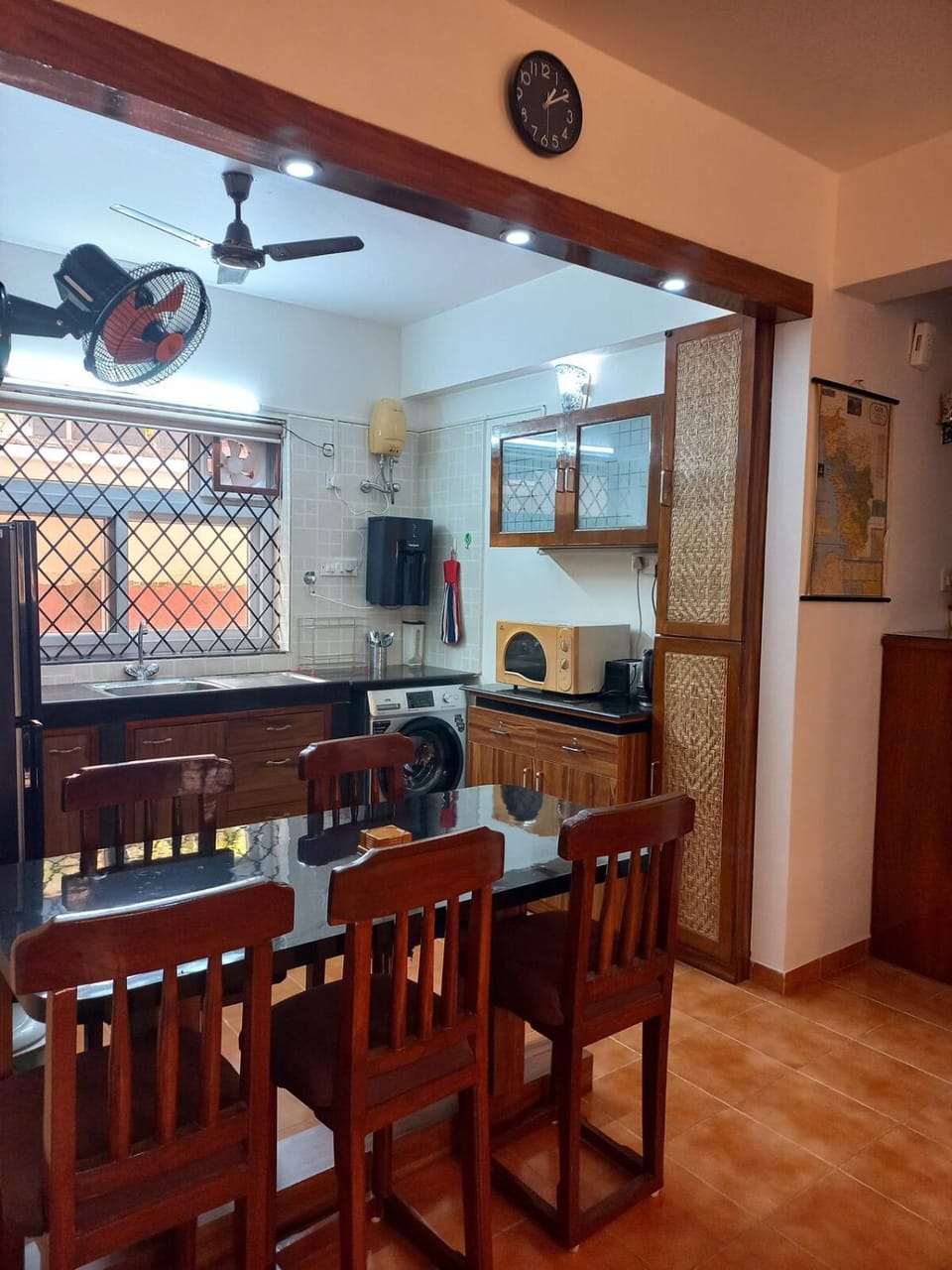 Kitchen or kitchenette, Dining area