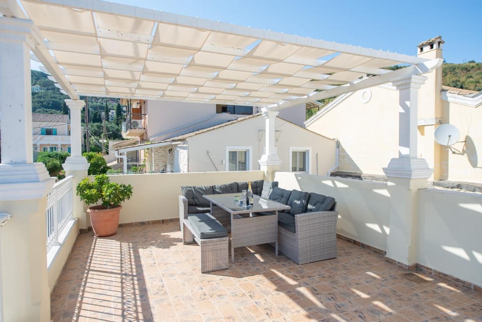 View (from property/room), Balcony/Terrace, Dining area