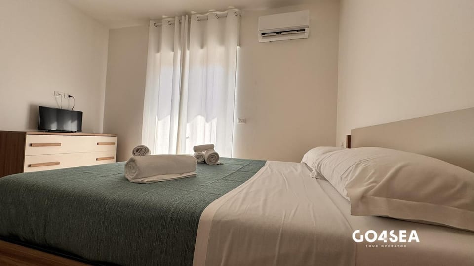 Bed, TV and multimedia, Photo of the whole room, Bedroom, air conditioner