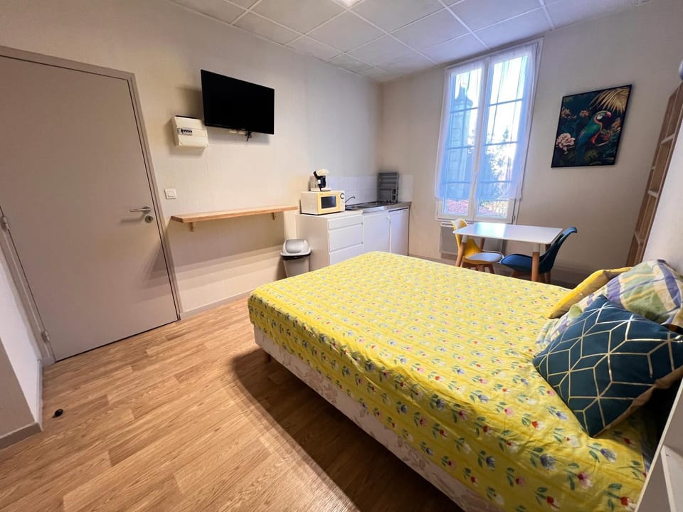 Bed, Bedroom, kitchen