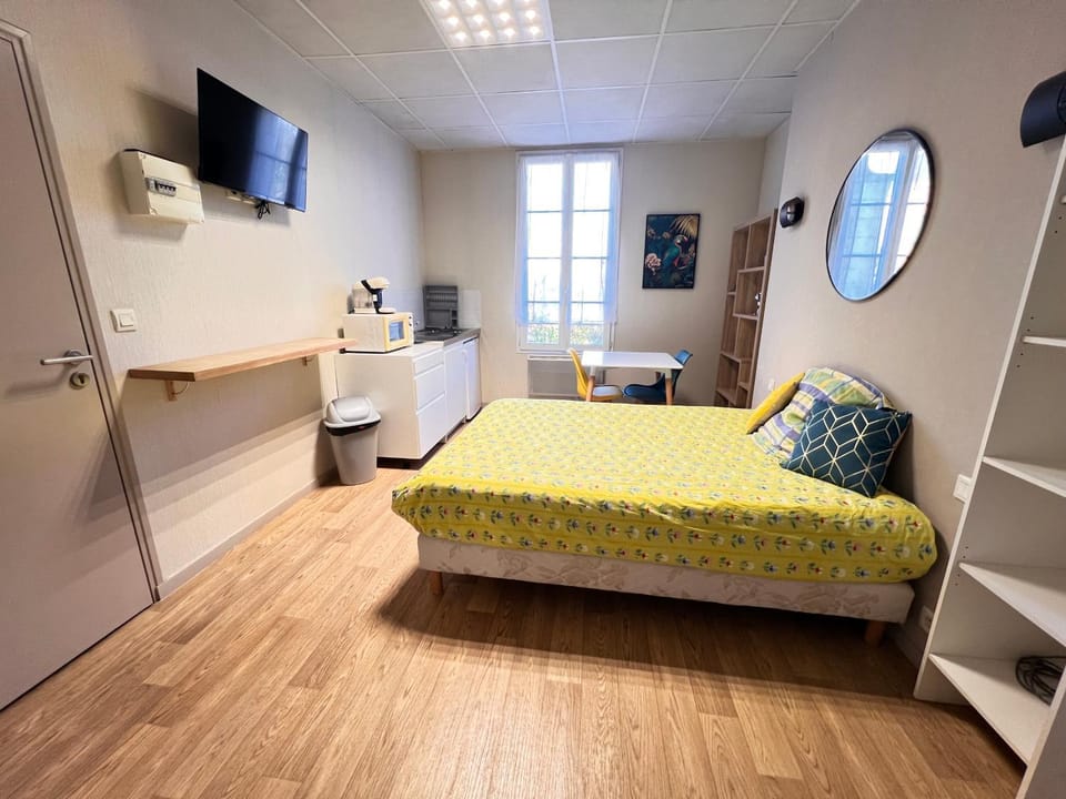 Bed, Bedroom, kitchen