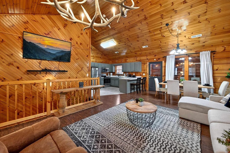 Near Parkway- Hot Tub Rock Wall Cabin Cabin in Pigeon Forge