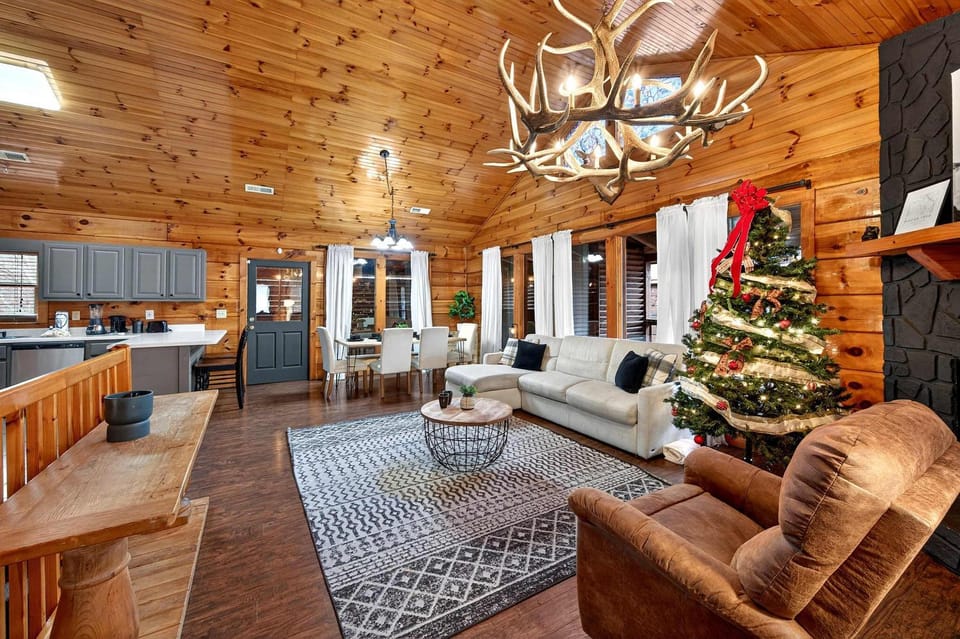 Near Parkway- Hot Tub Rock Wall Cabin Cabin in Pigeon Forge