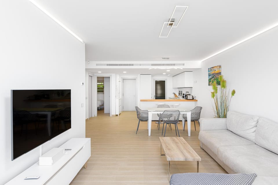 TV and multimedia, Kitchen or kitchenette, Living room, Seating area, Dining area