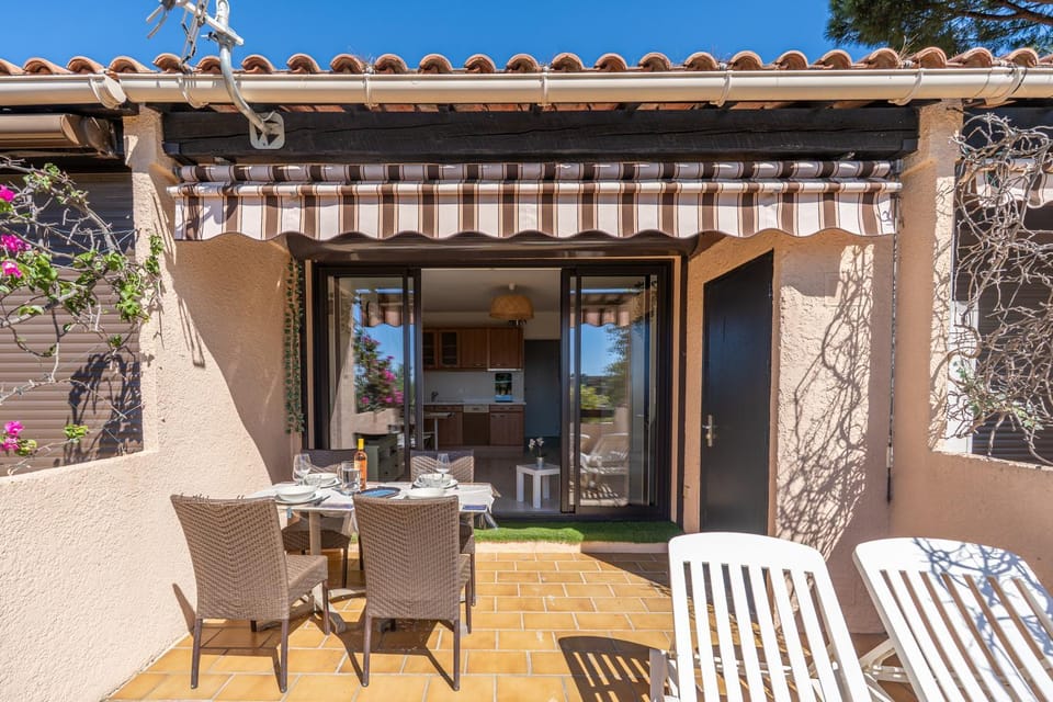 Property building, Patio, Day, View (from property/room), Balcony/Terrace, Living room, Seating area, Dining area