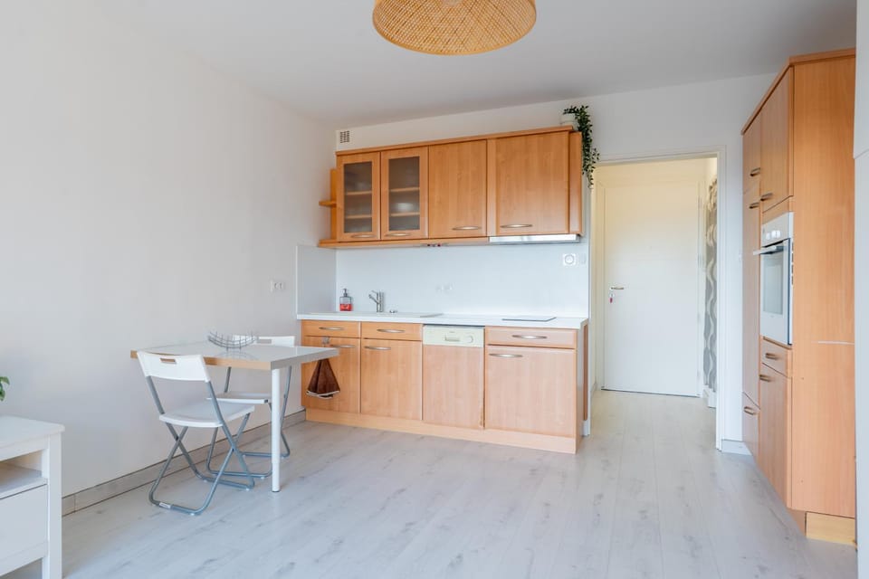 Kitchen or kitchenette, Dining area, dishwasher, oven, stove