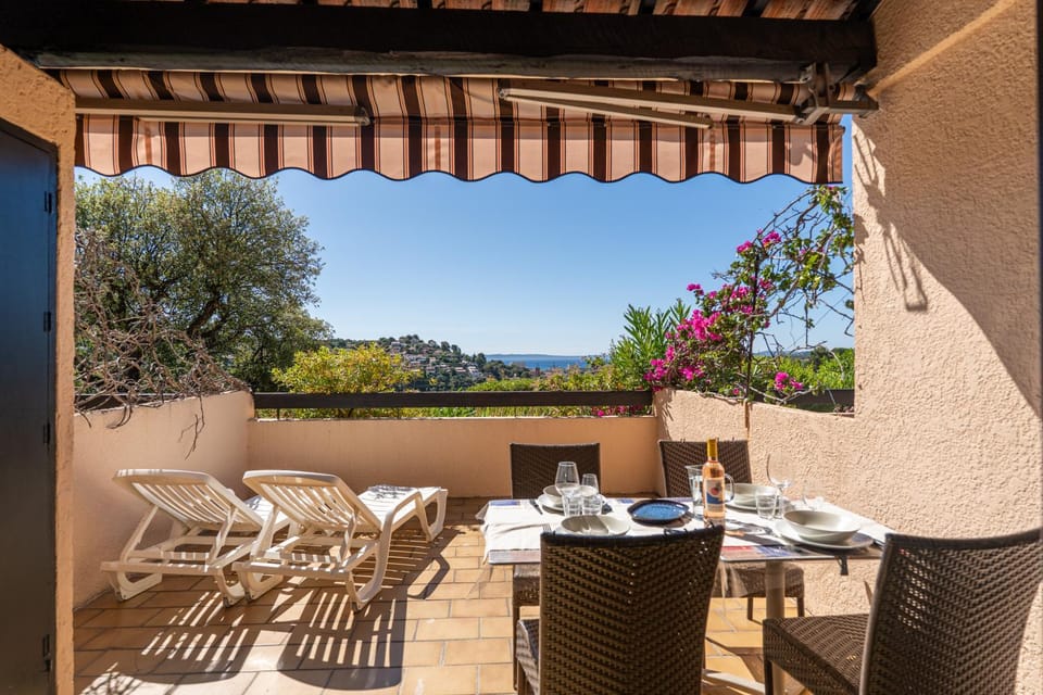 Patio, Day, Natural landscape, View (from property/room), Balcony/Terrace, Living room, Seating area, Dining area