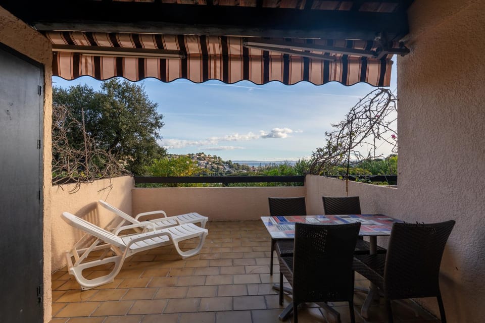 Patio, Day, Natural landscape, View (from property/room), Balcony/Terrace, Living room, Seating area, Dining area