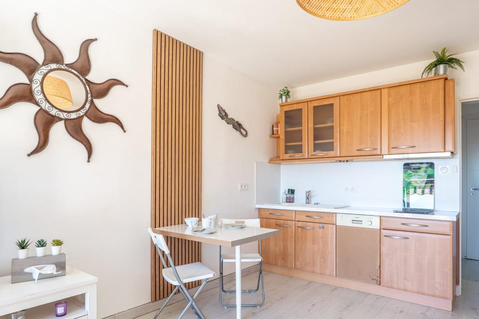 Kitchen or kitchenette, Dining area, oven, stove