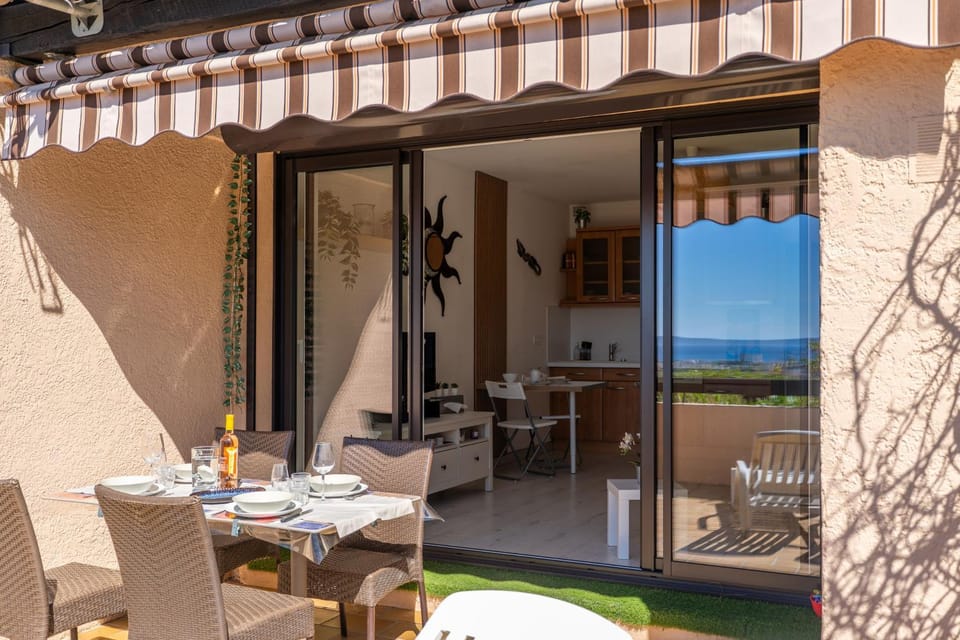 Patio, Day, Natural landscape, View (from property/room), Balcony/Terrace, Living room, Seating area, Dining area, Sea view