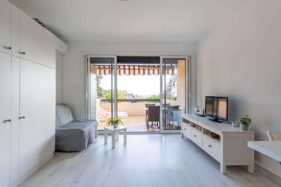 TV and multimedia, Living room, Seating area, Dining area