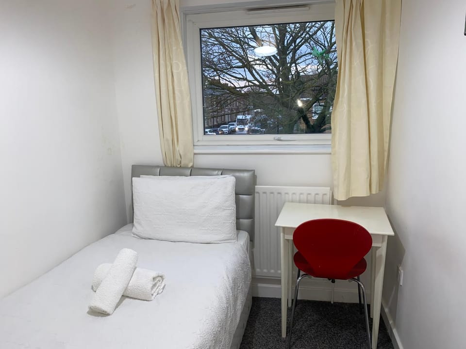 Bed, Bedroom, towels, towels