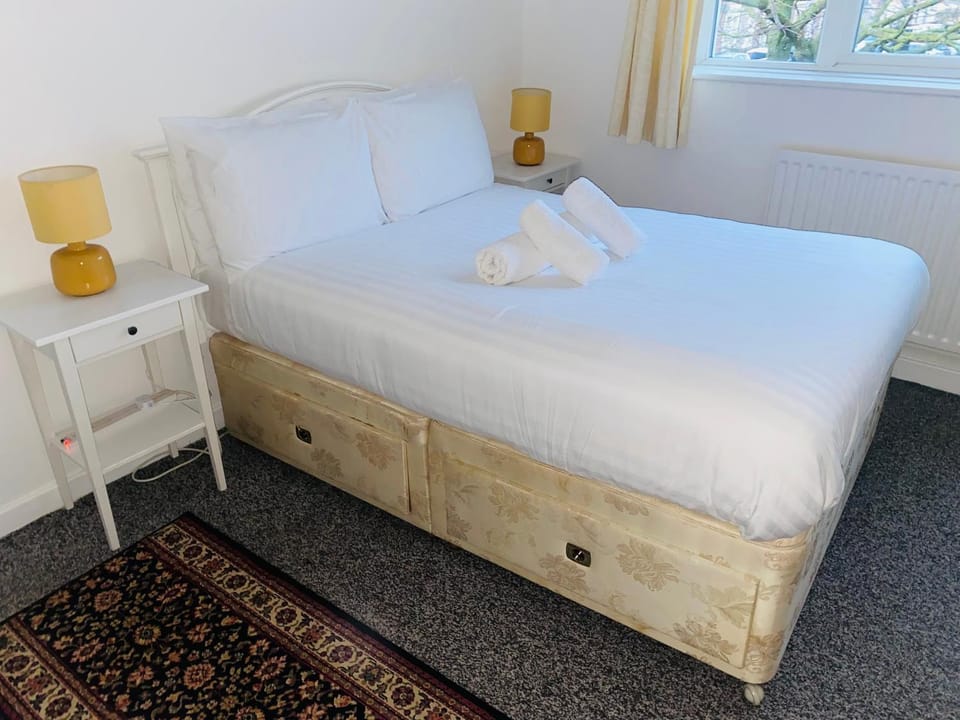 Bed, Bedroom, towels, wardrobe