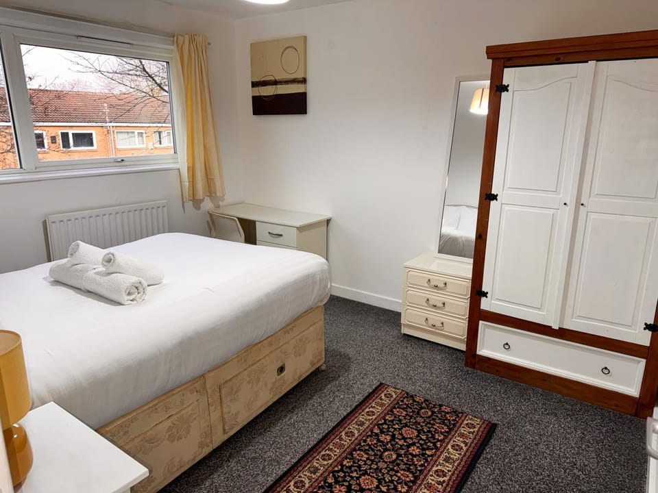 Bed, Photo of the whole room, Bedroom, internet, towels, wardrobe