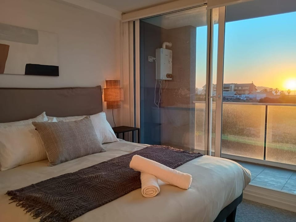 Bed, View (from property/room), Photo of the whole room, Bedroom, Sunrise, towels