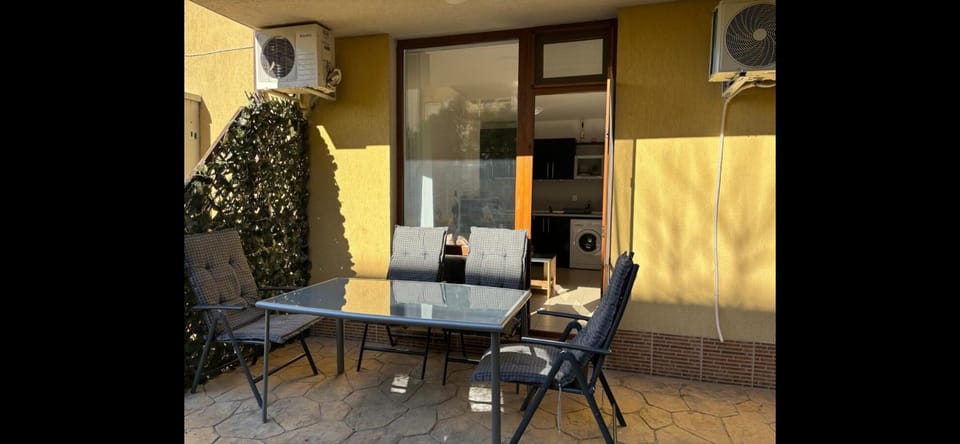 Patio, Dining area, Inner courtyard view