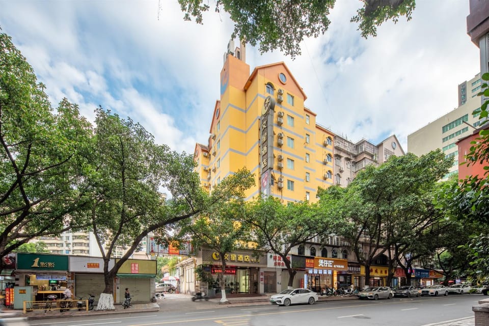Property building, Day, Neighbourhood, City view, Location