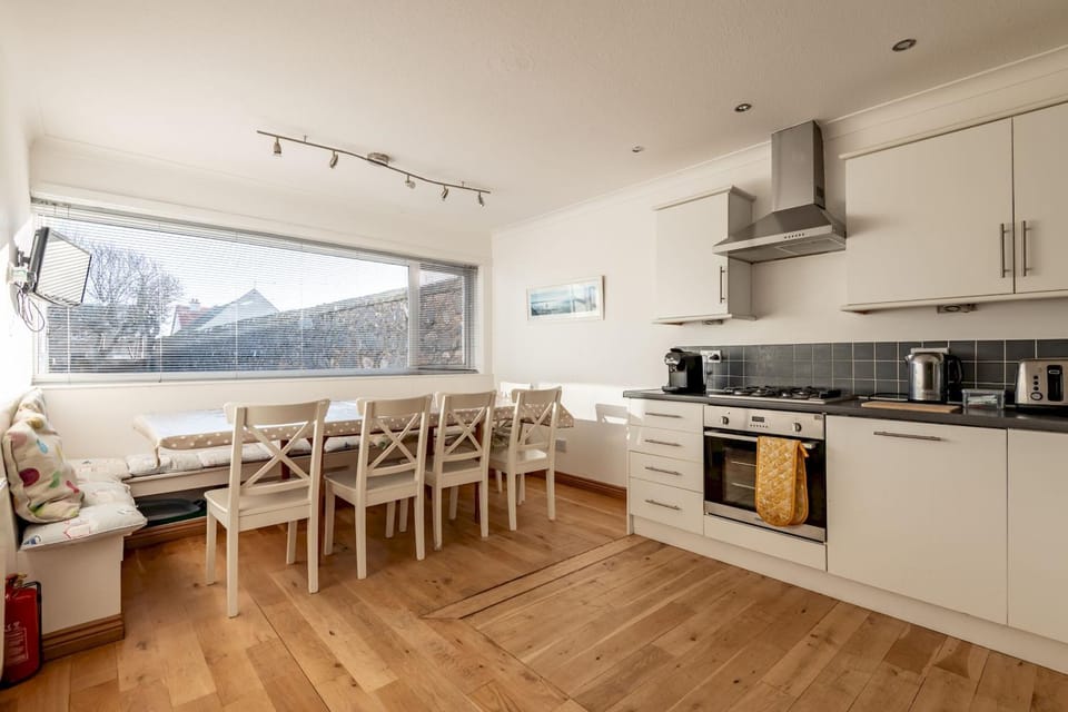Dining area, kitchen